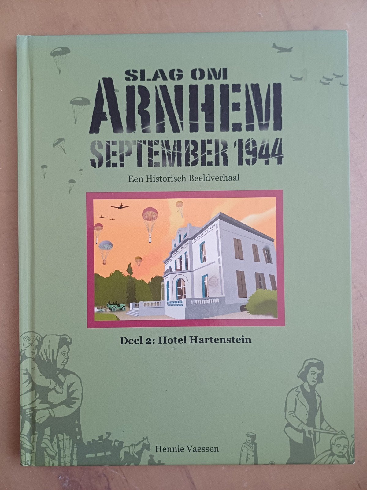 Hennie Vaessen - 2 Hotel Hartenstein, Tweede Wereldoorlog, Ophalen of Verzenden, Zo goed als nieuw, Overige onderwerpen