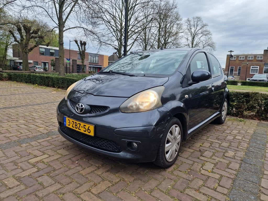 Toyota Aygo 1.0 12V Vvt-i 5DRS 2006 Grijs, Auto's, Voorwielaandrijving, 4 stoelen, 68 pk, Handgeschakeld