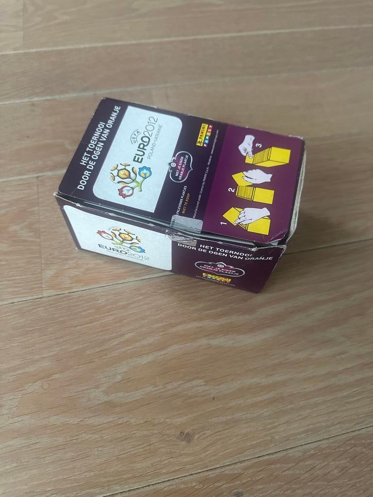 Panini Euro 2012 Box + Plaatjes - Het toernooi door Oranje, Ophalen of Verzenden, Zo goed als nieuw, Sport