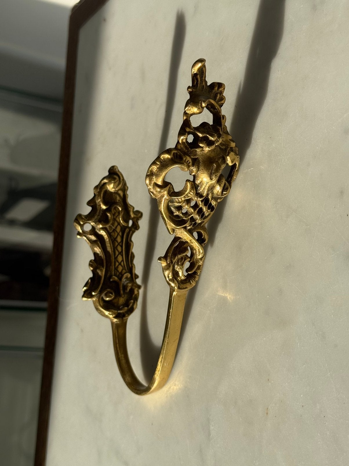 Vintage sierlijke messing wandhaak, Wandhanger, Klassiek, Ophalen of Verzenden, Goud