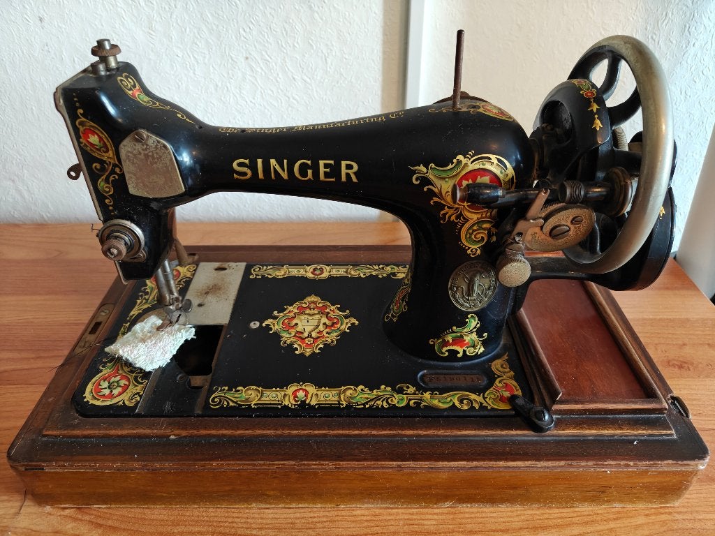 Antieke Singer naaimachine, Ophalen
