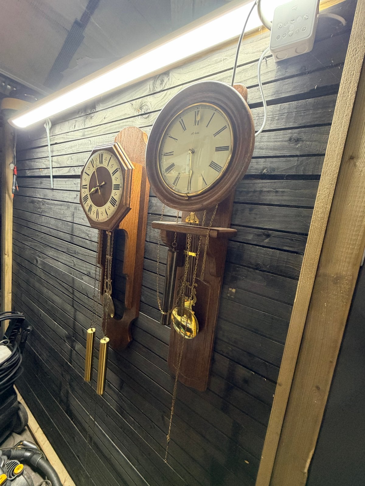 Twee klassieke wandklokken met slinger en gewichten, Antiek en Kunst, Antiek | Klokken, Ophalen of Verzenden
