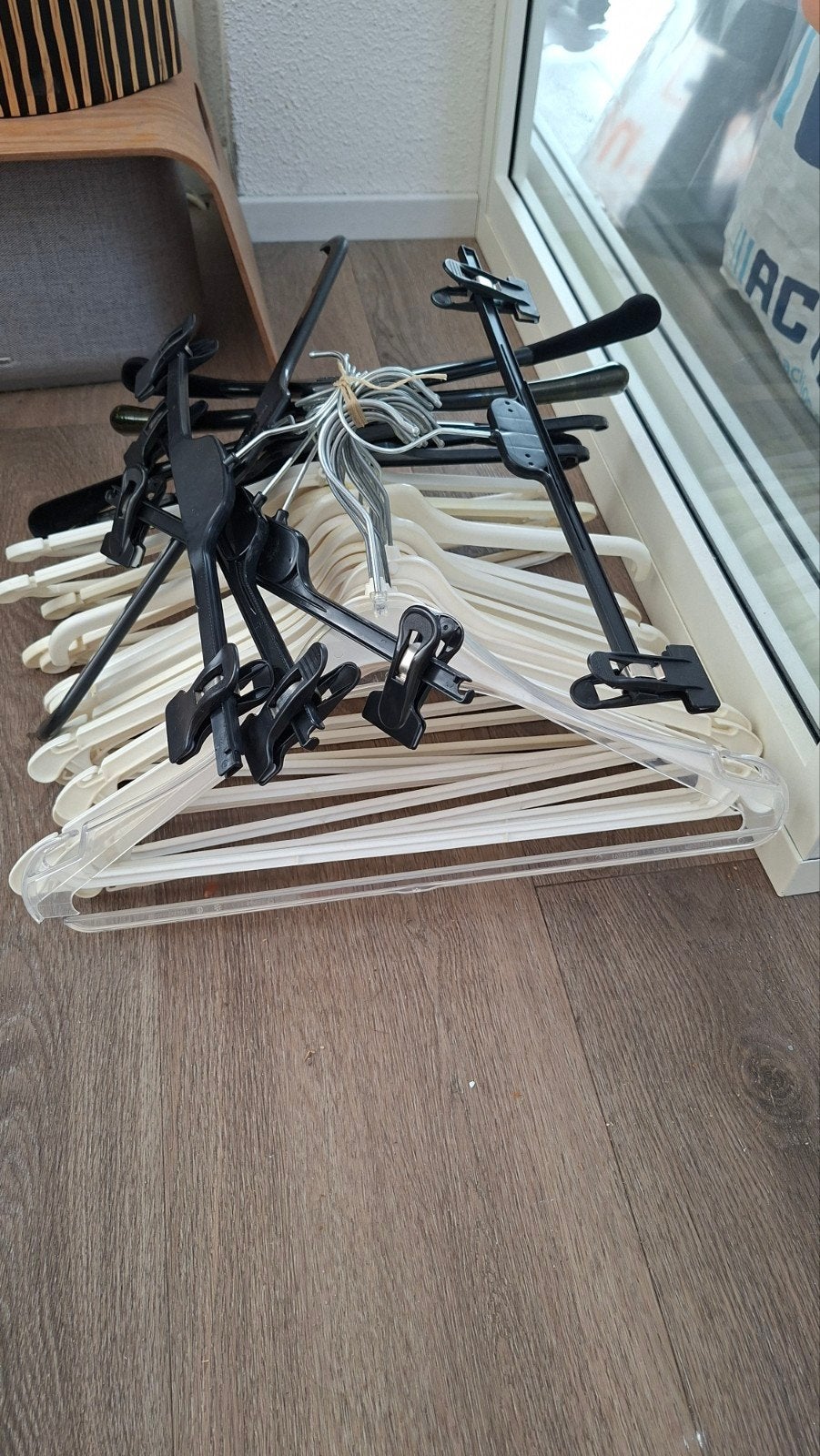 Gratis kledinghangers klerenhangers kleding hangers, Ophalen, Gebruikt, Kunststof, Volwassenen