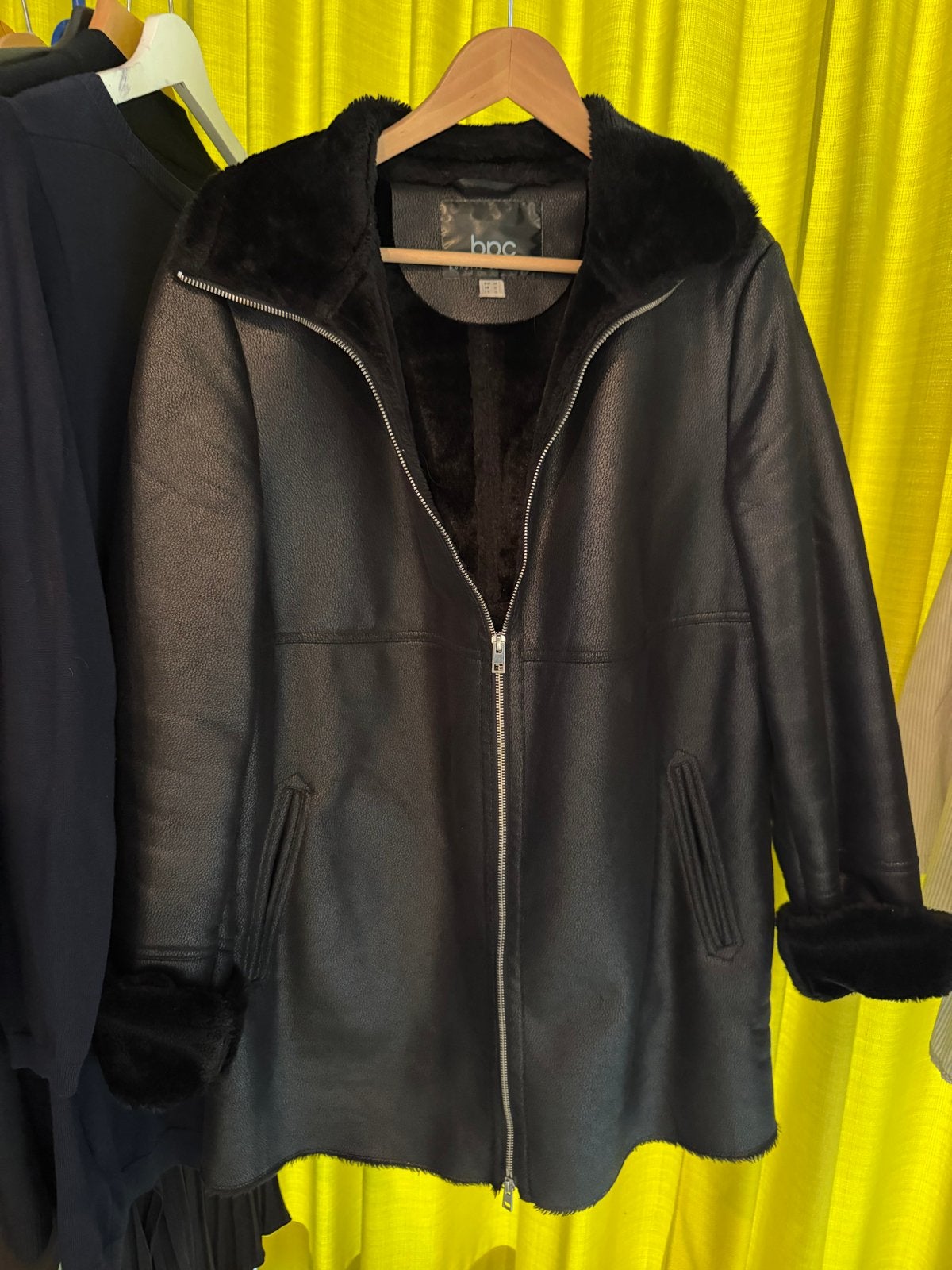 Zwarte BPC winterjas met teddy voering, Kleding | Dames, Ophalen of Verzenden, Zo goed als nieuw, Maat 46/48 (XL) of groter, Zwart