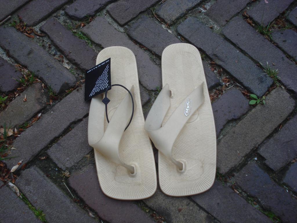 SENSI TEENSLIPPERS BEIGE 37 NIEUW GRATIS VERZENDING PER POST, Slippers, Verzenden, Beige, Sensi Teenslippers 37