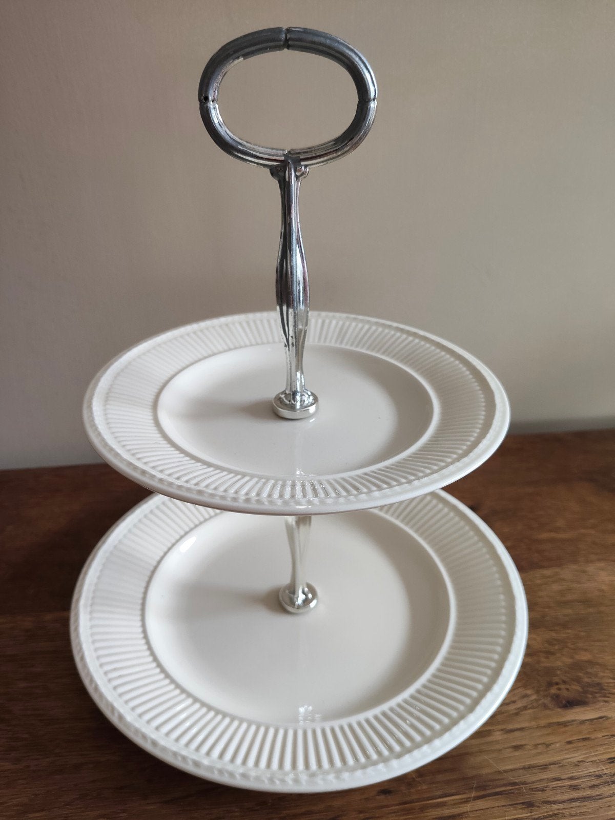 Prachtige Wedgwood Edme Etagère (2-laags) – Klassiek & Elega, Ophalen of Verzenden, Zo goed als nieuw