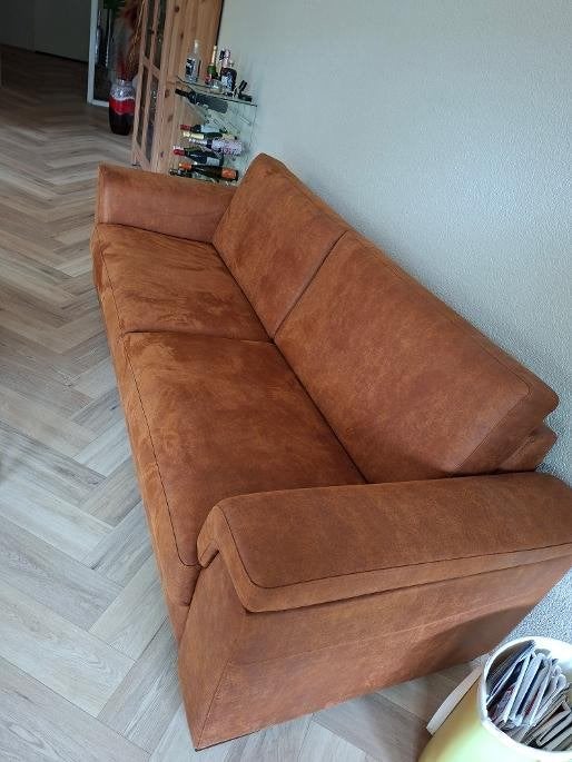 3 zits bank cognac kleur half jaar oud, Ophalen, Driepersoons, 75 tot 100 cm, Zo goed als nieuw