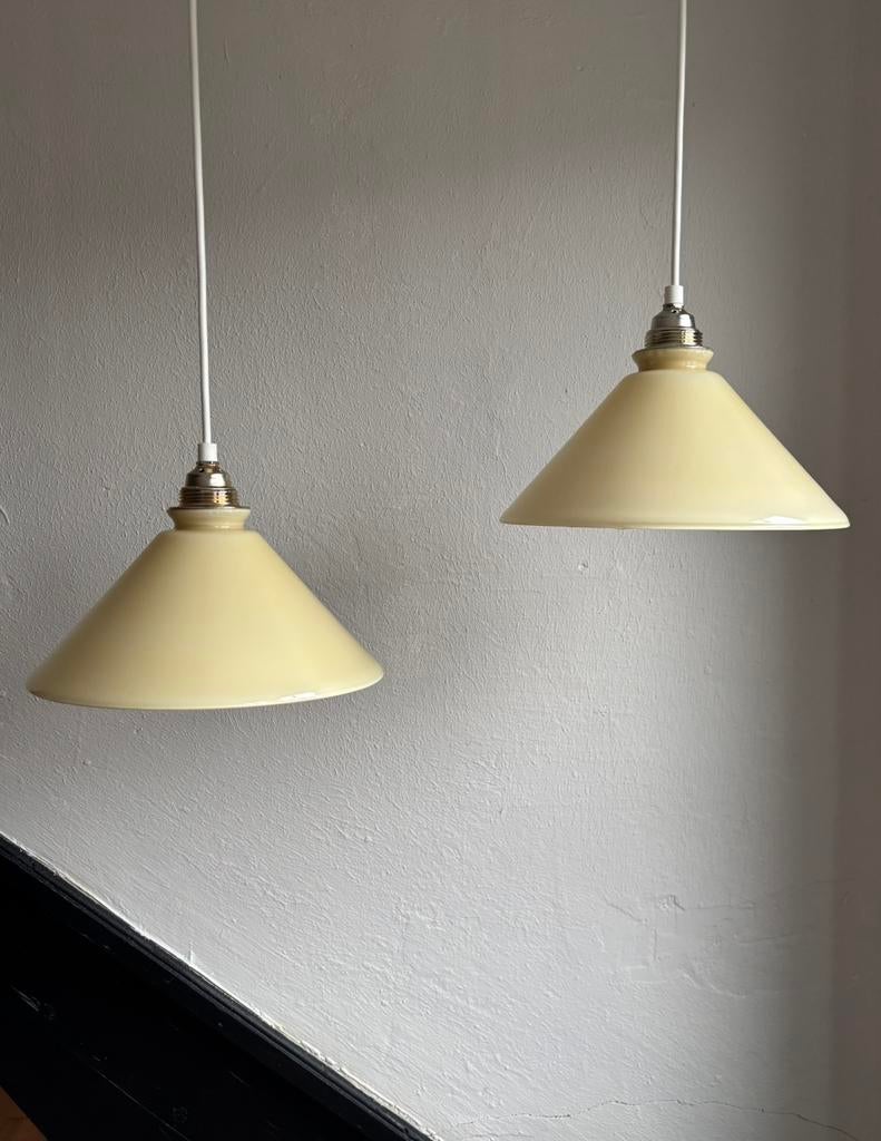 Set 2 gele vintage melkglas driehoek glazen opaline hanglamp, Huis en Inrichting, Lampen | Hanglampen, Ophalen of Verzenden, Zo goed als nieuw