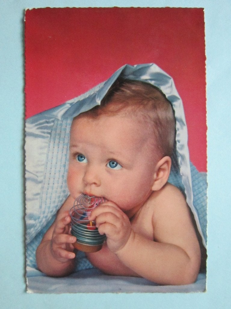 Ansichtkaart: Kindje met speeltje., Ophalen of Verzenden, 1960 tot 1980, Ongelopen, Kinderen