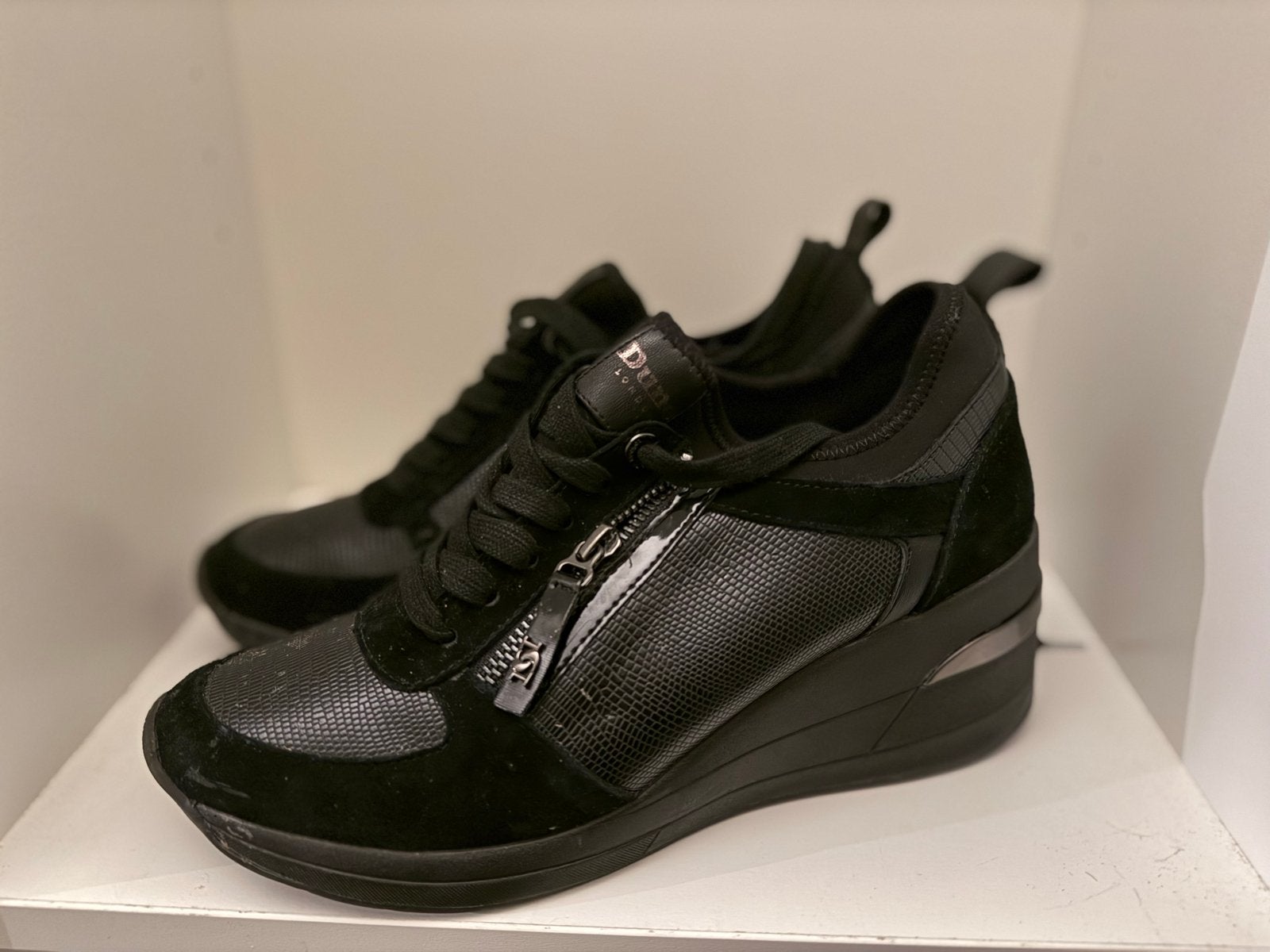 Nieuwe Zwarte Dune Sneakers Maat 41 - Gekocht bij Bijenkorf, Kleding | Dames, Schoenen, Ophalen of Verzenden, Nieuw, Zwart, Sneakers of Gympen