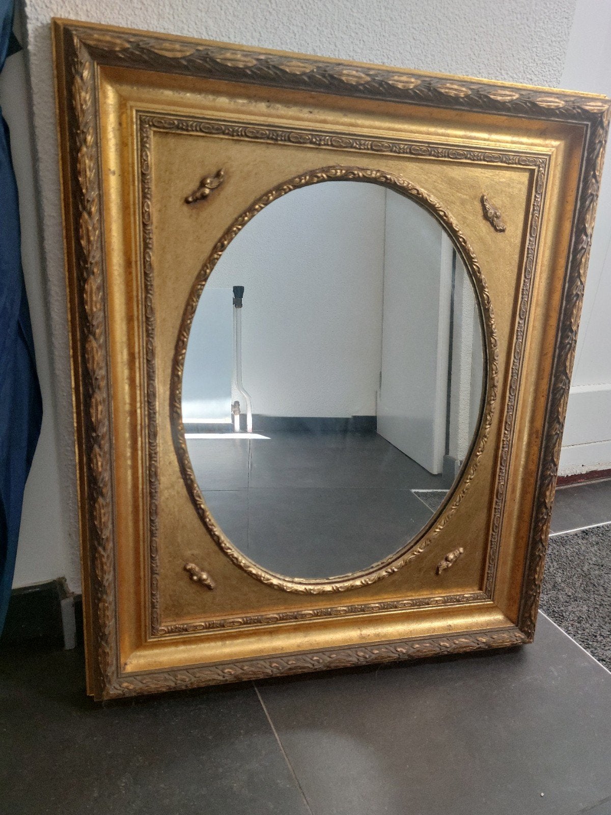 Gouden spiegel met sierlijke lijst, Ophalen, Rechthoekig, 50 tot 100 cm, Minder dan 100 cm