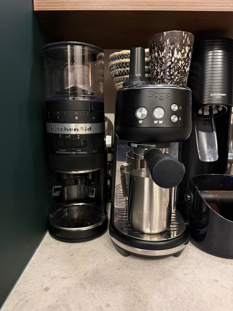 Sage the Bambino + Kitchenaid koffiemolen (set), Witgoed en Apparatuur, Koffiezetapparaten, Ophalen, Zo goed als nieuw, Espresso apparaat