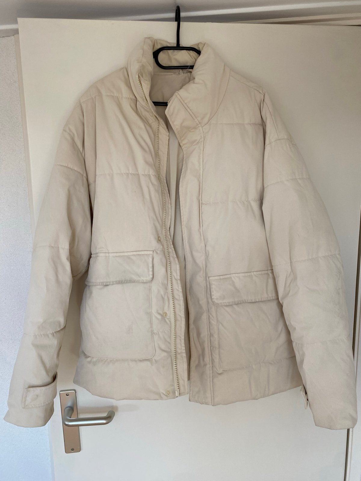 Zara Puffer Jas - Crème/Beige - Maat L, Kleding | Dames, Jassen | Winter, Ophalen of Verzenden, Zo goed als nieuw, Maat 42/44 (L)