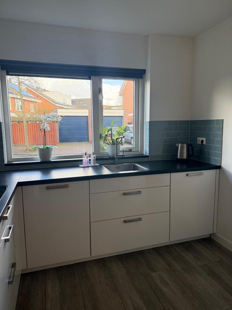 Complete werkende keuken met donker blad en witte kastjes, Ophalen, Gebruikt, Zwart, Hoekkeuken
