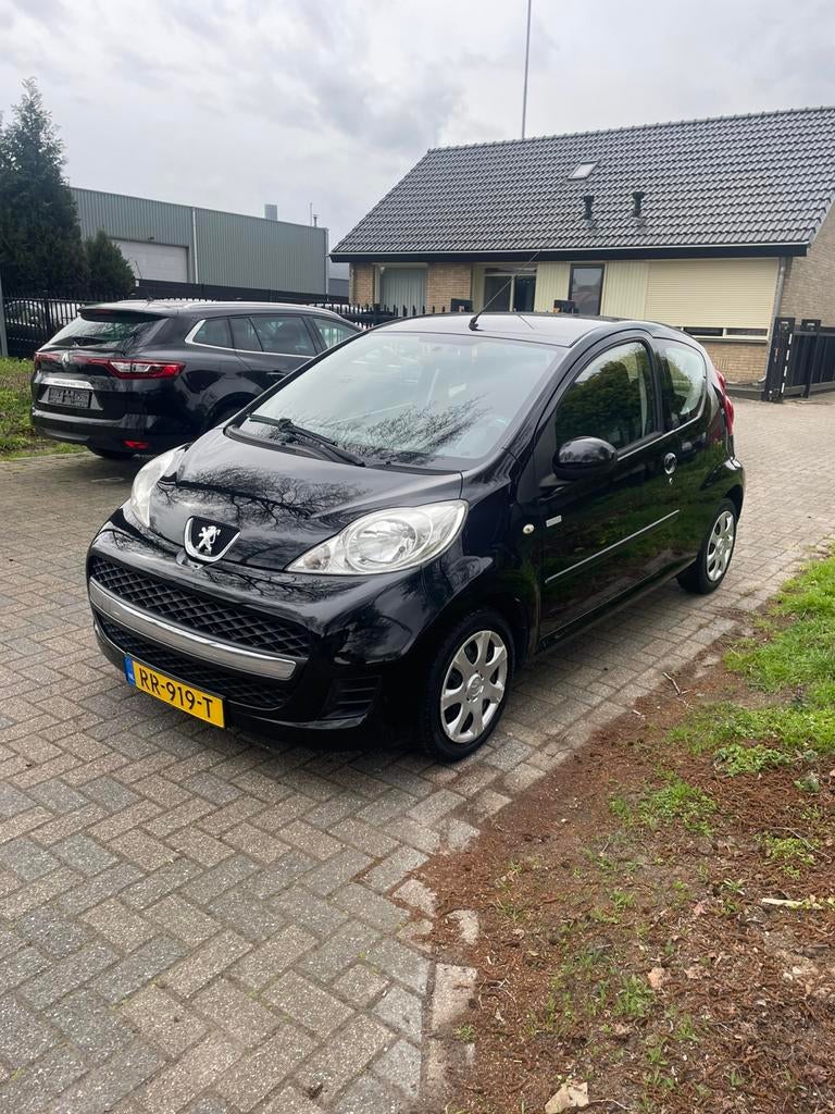 Peugeot 107 1.0 12V 3DR 2010 Zwart | AIRCO | APK LANG | NETJ, Voorwielaandrijving, Stof, Zwart, 4 stoelen