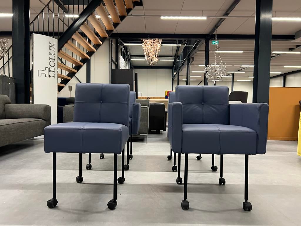 4 Nieuw Gelderland 7714 Eetkamerstoel blauw leer wiel stoel