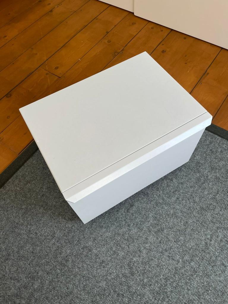 Nachtkastjes van Interlübke in wit, Huis en Inrichting, Slaapkamer | Nachtkastjes, Ophalen, Nieuw, 45 tot 65 cm, Minder dan 55 cm