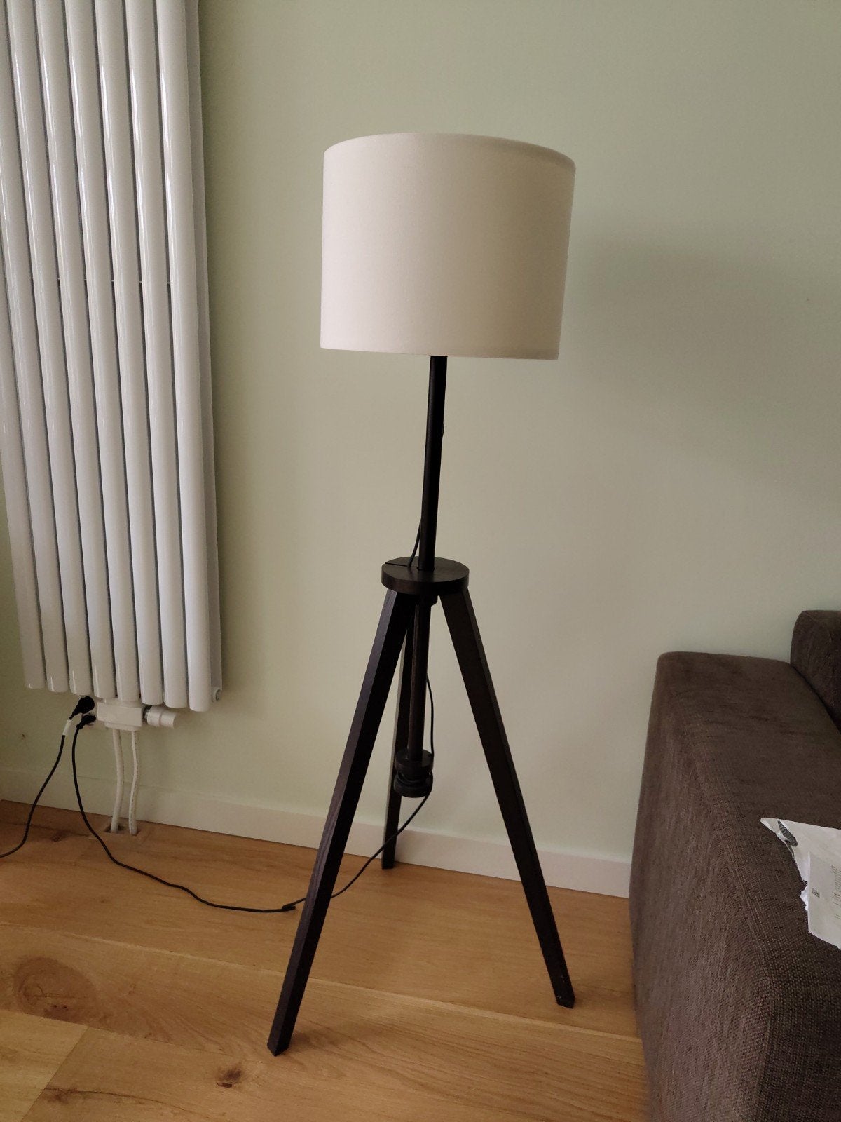 IKEA Lauters tripod vloerlamp met witte kap, Huis en Inrichting, Lampen | Vloerlampen, Gebruikt, 100 tot 150 cm, Hout, Textiel