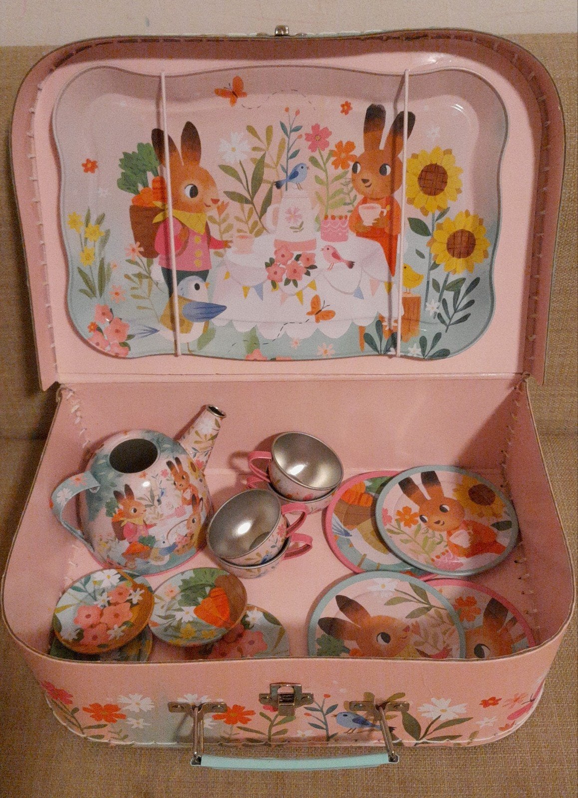 Tinnen theeserviesje in koffertje speelgoed servies konijnen, Ophalen of Verzenden, Zo goed als nieuw, Meisje