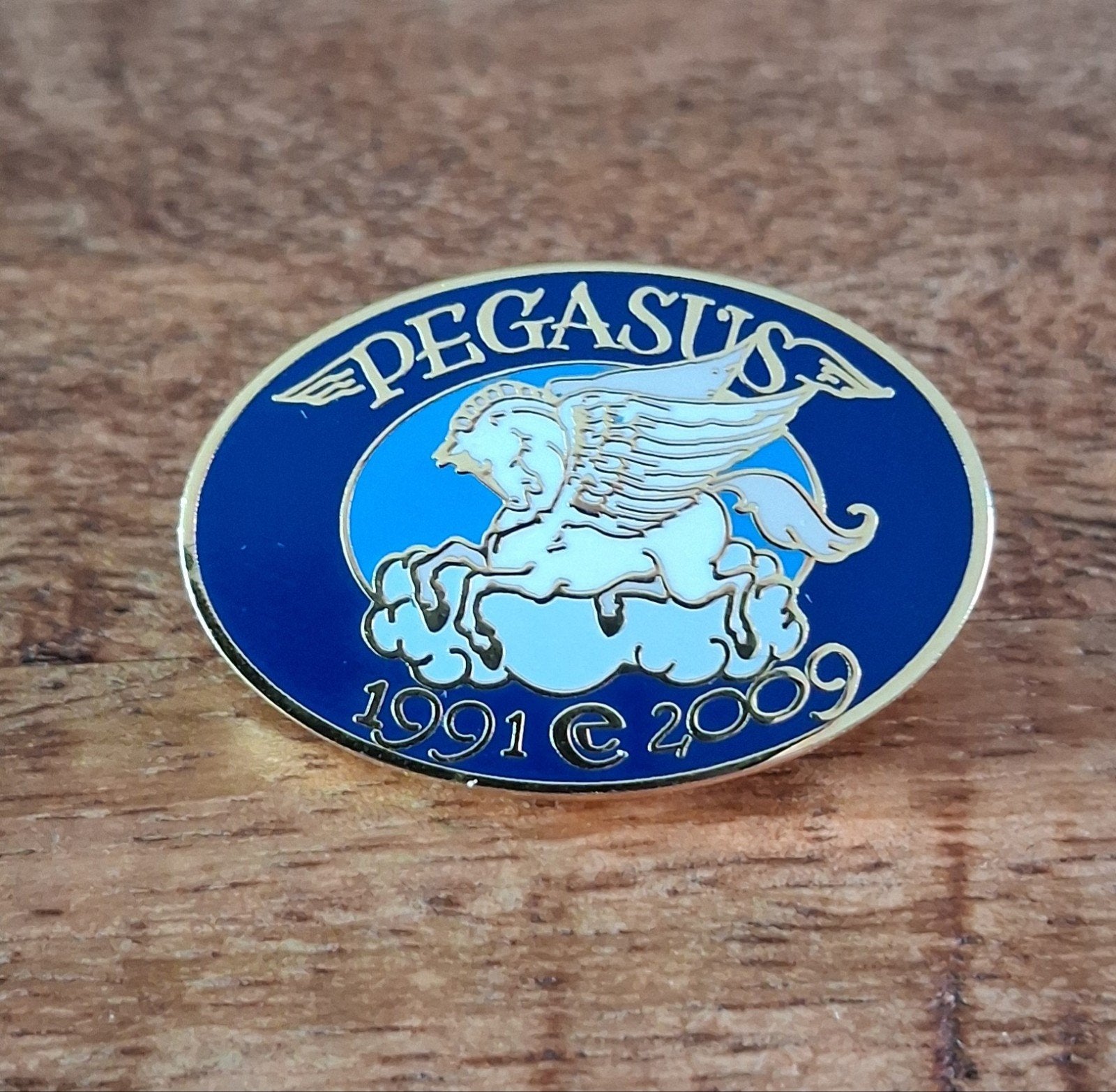Pegasus 1991 - 2009 pin, Ophalen, Zo goed als nieuw, Button of Speldje