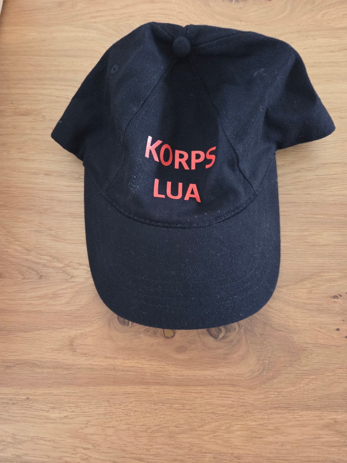 Zwarte pet met 'KORPS LUA' opdruk, Ophalen of Verzenden, Gedragen, One size fits all, Pet