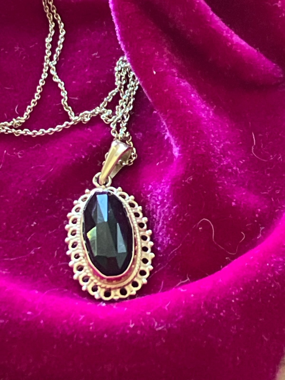 Gouden ketting met hanger  van granaat, Sieraden, Tassen en Uiterlijk, Met hanger, Zwart, Ophalen of Verzenden, Zo goed als nieuw