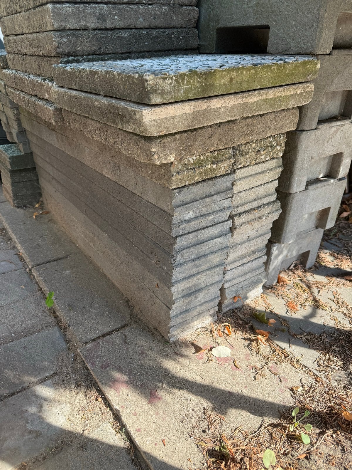 Betonnen opsluitbanden en jaren '70 tegels, Ophalen of Verzenden, Gebruikt, Beton, Terrastegels