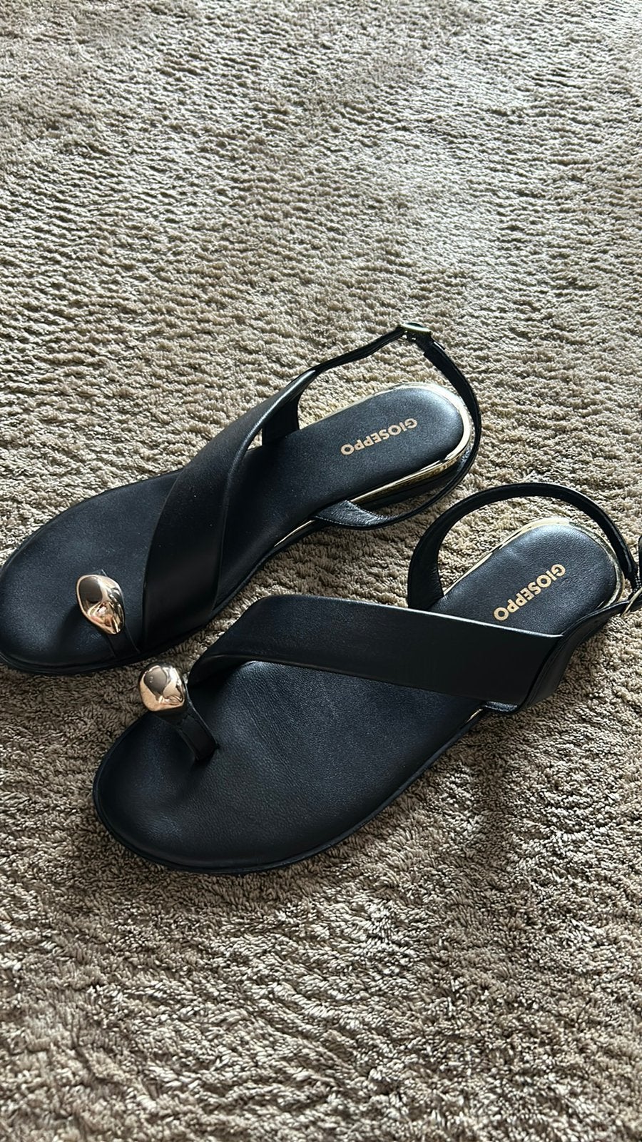 Mooie zwart / goud kleur slippers ,sandalen Gioseppo Maat 41, Ophalen of Verzenden, Zo goed als nieuw, Zwart, Sandalen of Muiltjes