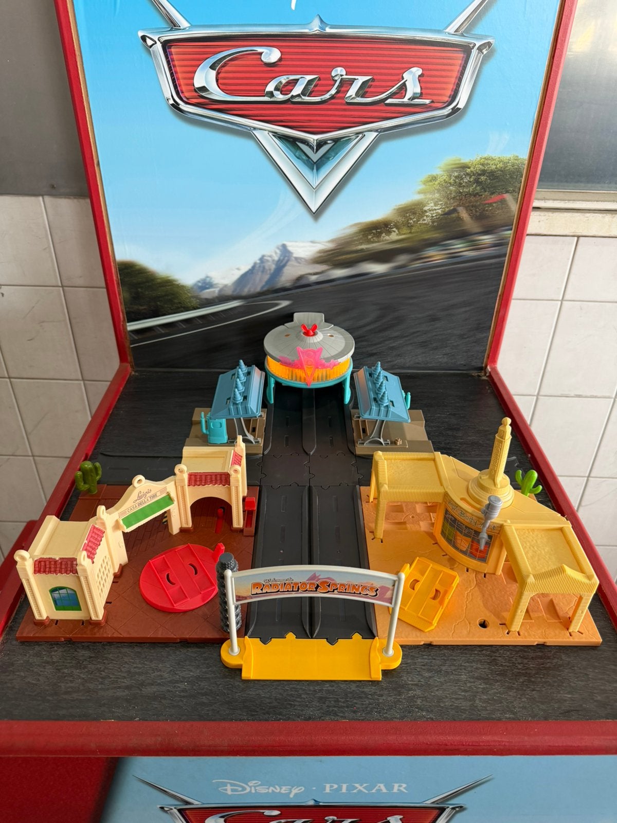 DISNEY PIXAR CARS RADIATOR SPRINGS SPEELSET MET VERLICHTING, Ophalen of Verzenden, Zo goed als nieuw