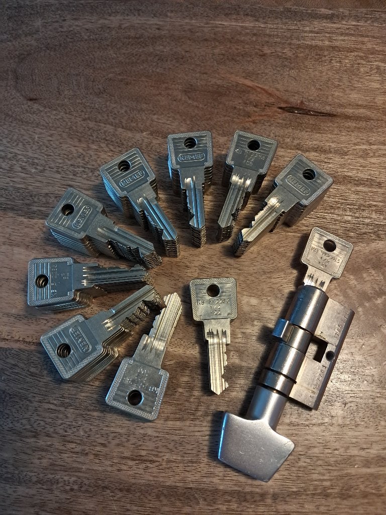1 x 1 zijdig Nemef cilinderslot met 86 passende sleutels, Ophalen of Verzenden, Gebruikt