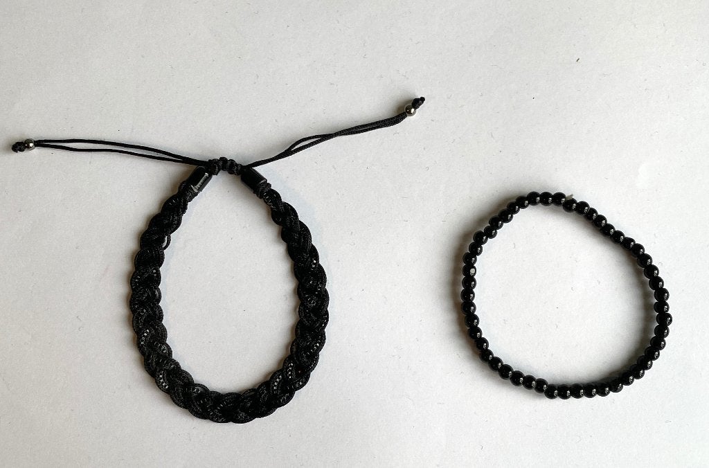2 zwarte armbandjes, Zwart, Kunststof of Plastic, Ophalen of Verzenden, Zo goed als nieuw