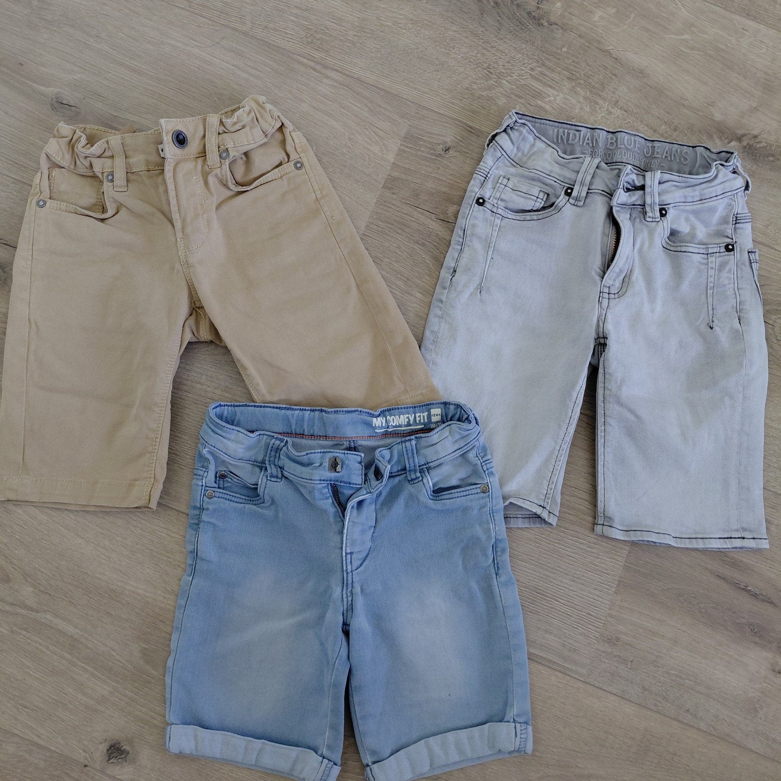 Korte broek 3 stuks cars - indian blue jeans - hema, Ophalen of Verzenden, Zo goed als nieuw, Jongen, Broek