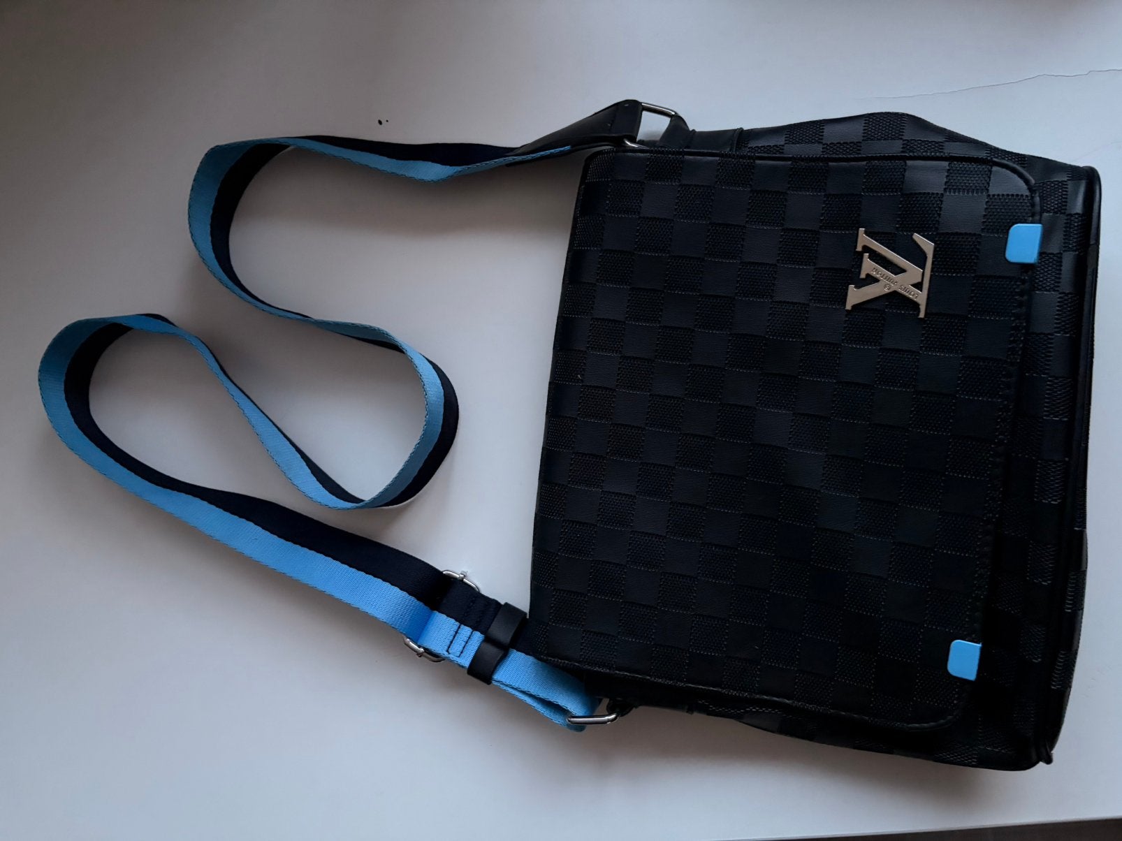 Louis vuitton tasje met blauw zwarte band 1 op 1, Ophalen of Verzenden, Zo goed als nieuw, Blauw, Schoudertasje