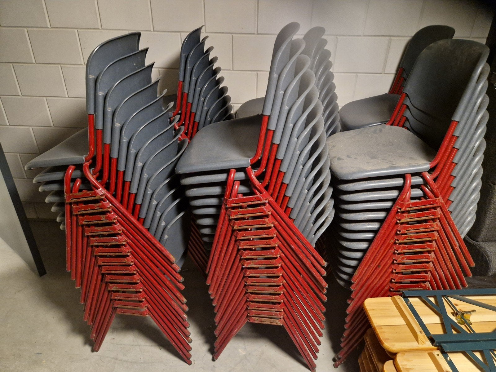 Partij stapelbare stoelen - Grijs met rood frame, Ophalen, Stapelbaar, Functioneel , zeer stevig, Grijs, Vijf, Zes of meer stoelen