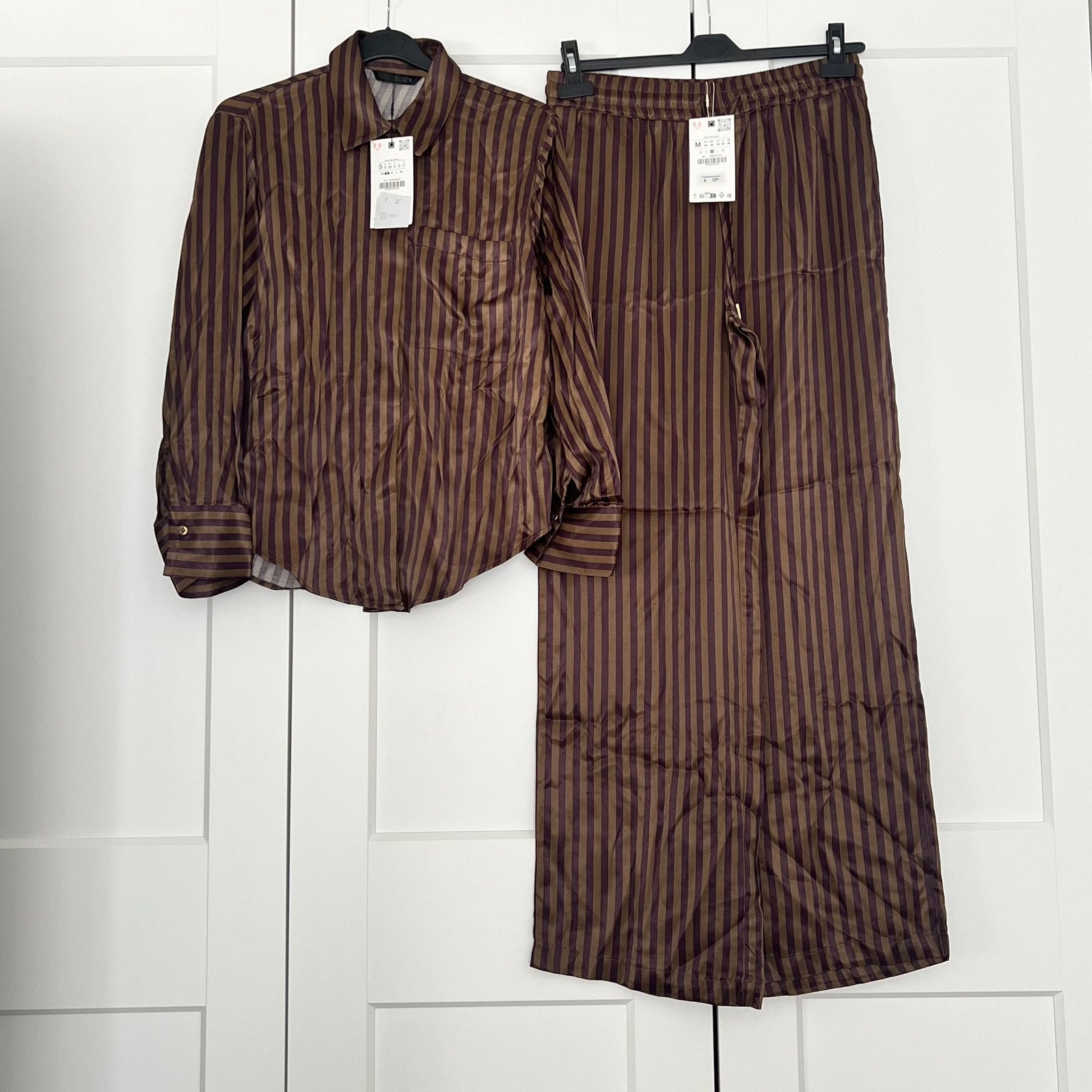 Zara satijnen blouse en broek set - maat S/M nieuw, Maat 38/40 (M), Kostuum of Pak, Bruin, Nieuw