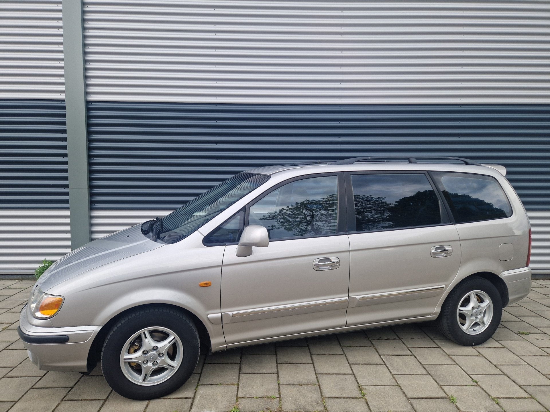 Hyundai Trajet 2.0i-16V Silver Edition 7 persoons , climatro, Voorwielaandrijving, 700 kg, 7 stoelen, Handgeschakeld
