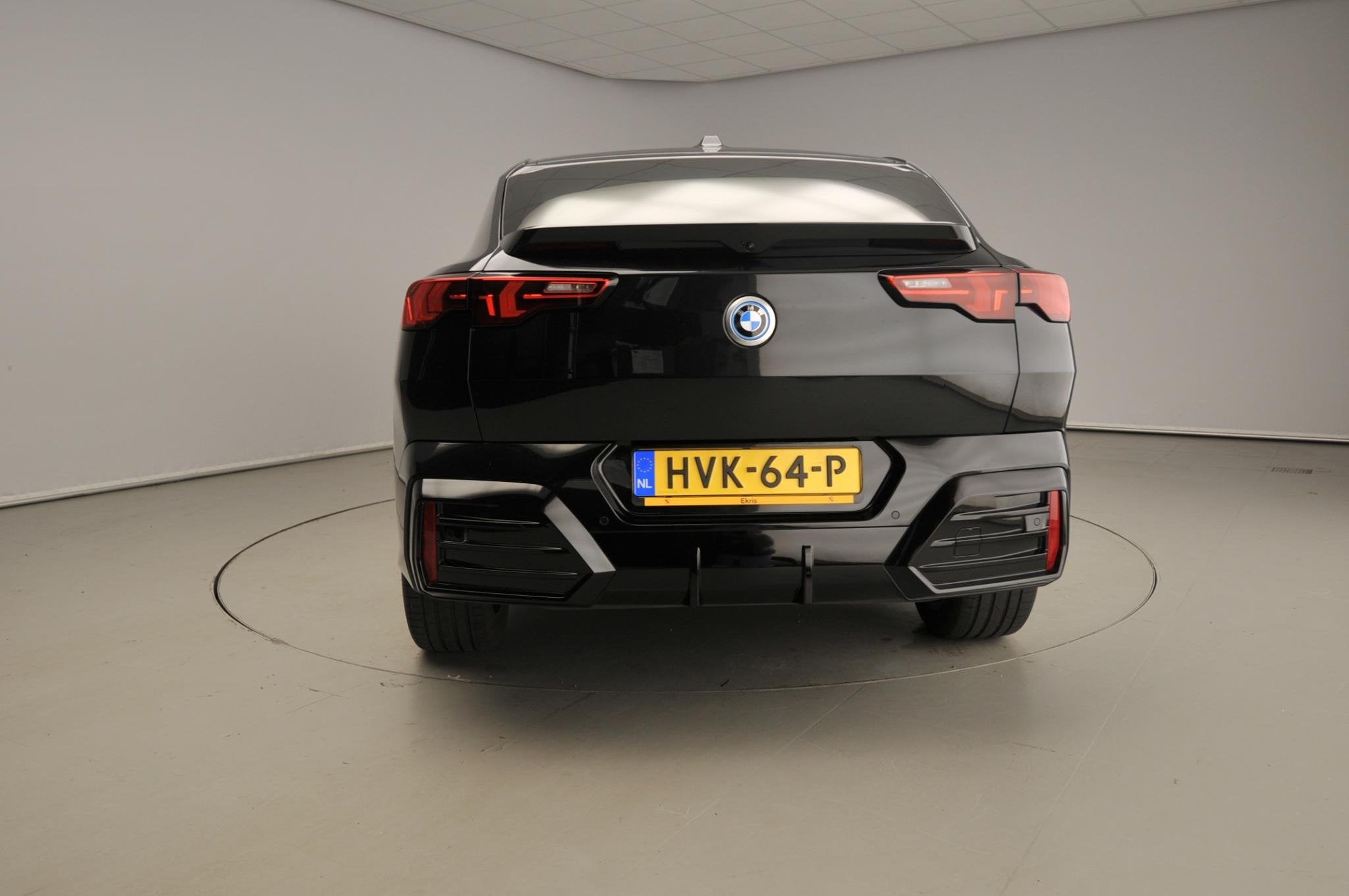 BMW iX2 eDrive20 | M-Sportpakket | LED | Navigatie | Sportst, Auto's, BMW, Dealer onderhouden, Stof, 750 kg, Met garantie (alle)