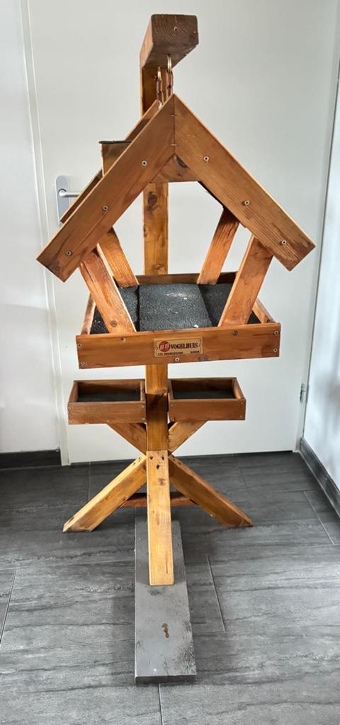 Te koop groot stevig voederhuis op standaard, Ophalen of Verzenden, Zo goed als nieuw