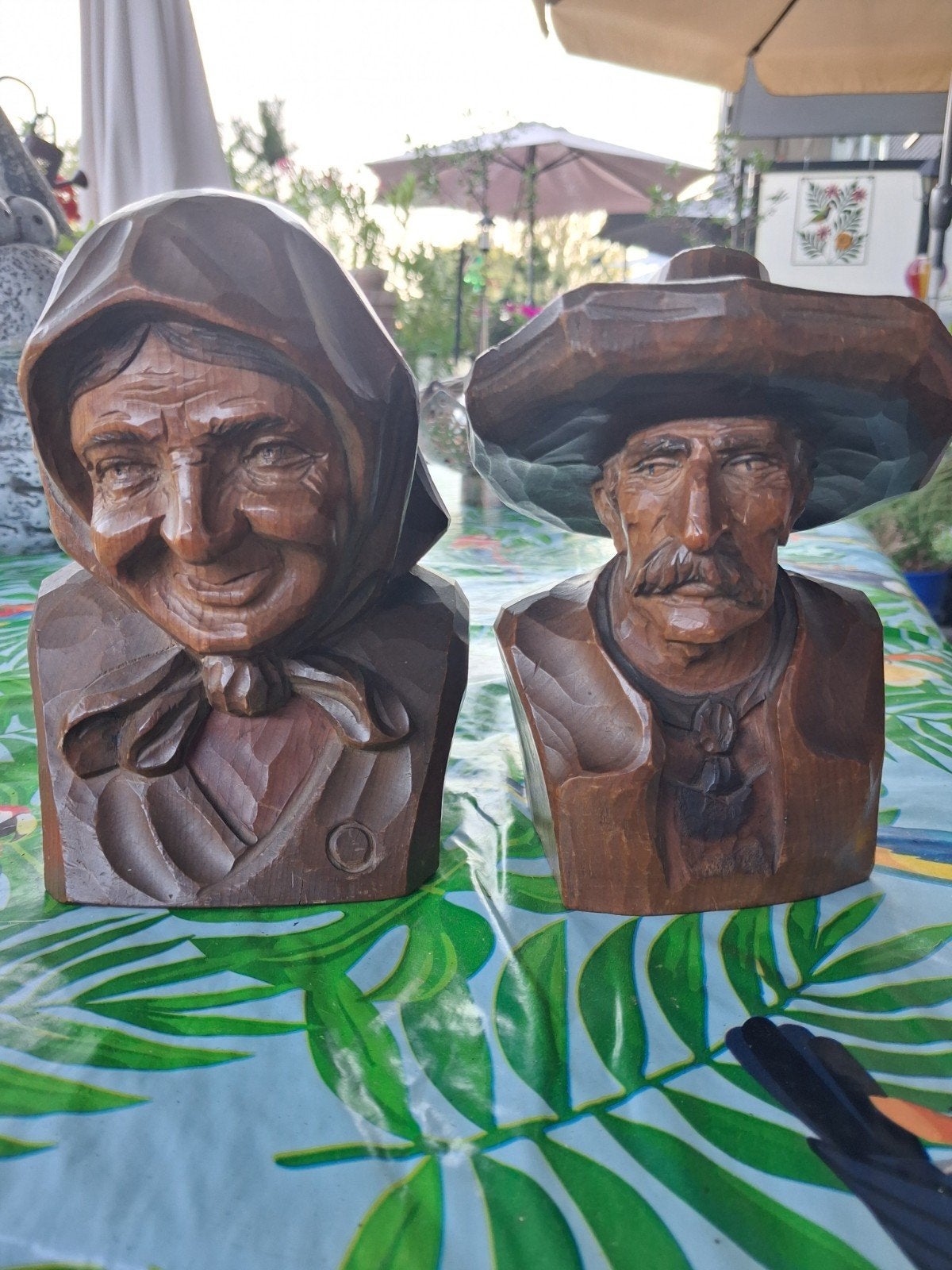 Houten bustes: Oude vrouw en man met hoed, Ophalen, Groep mensen, Buste, Handgemaakt
