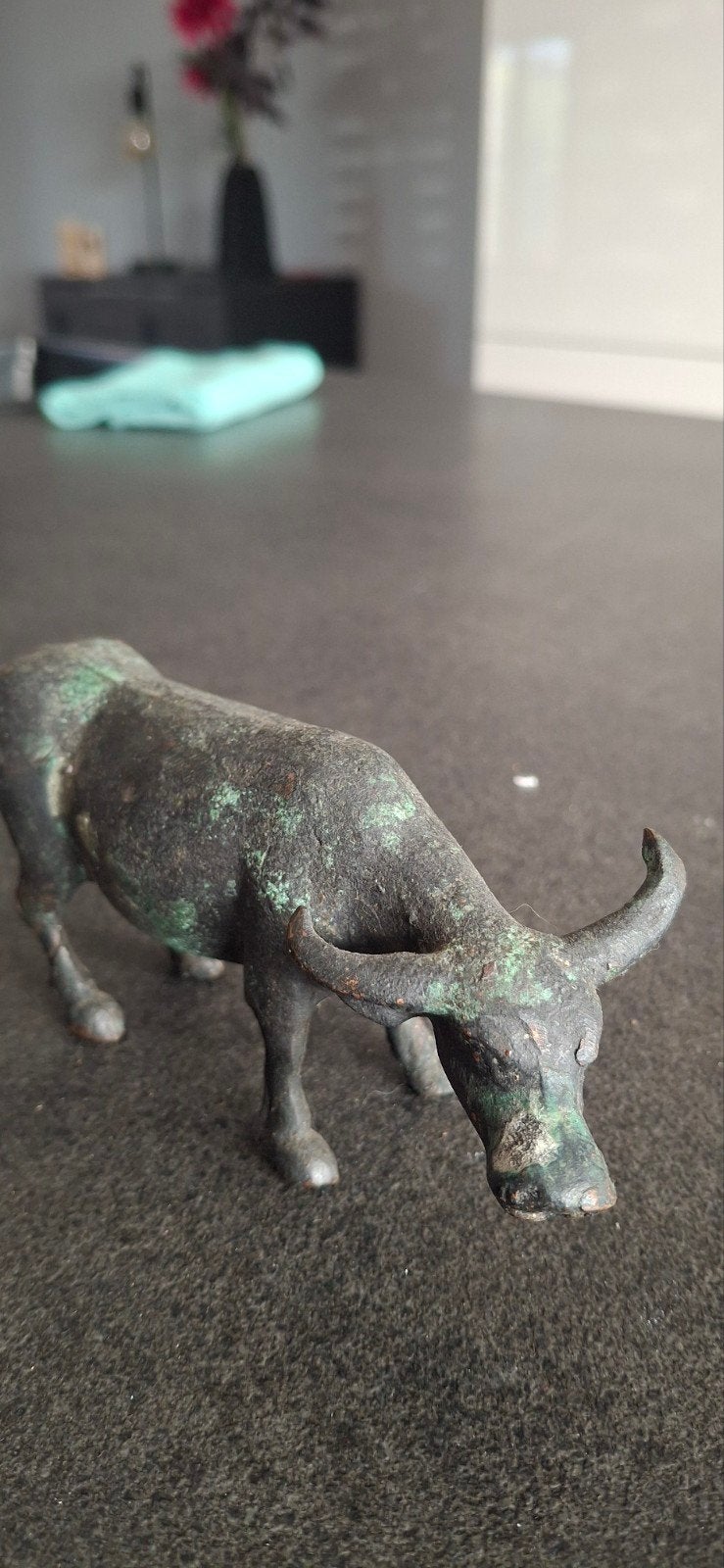 Bronzen beeldje., Ophalen