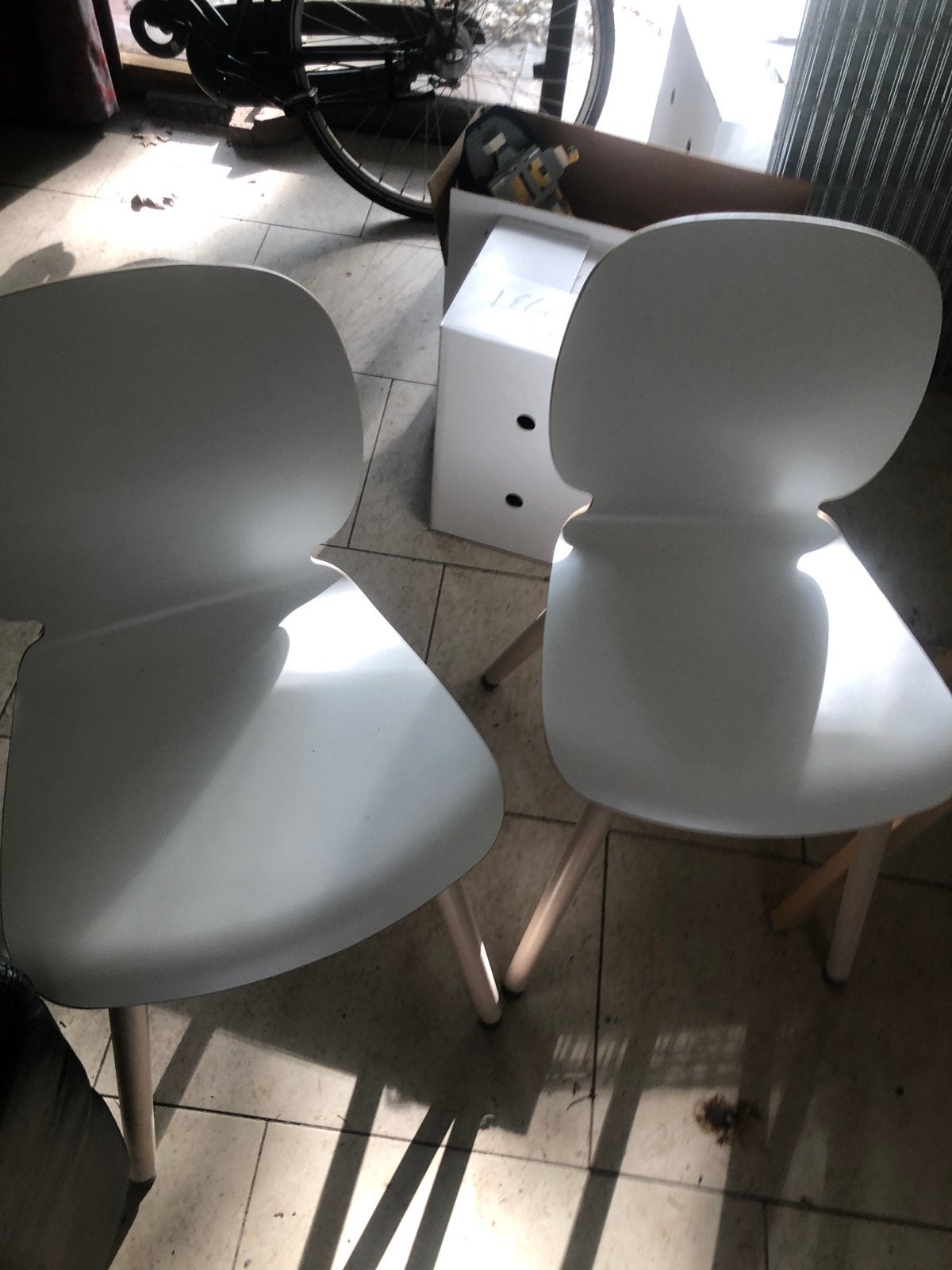 Gratis 2 en 2 leuke stoelen, Gebruikt, Twee, Wit, Ophalen of Verzenden