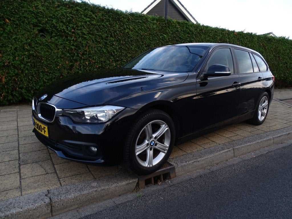 Bmw 3-SERIE 318I LUXURY Touring-Came-Navi-Clima-Trkh-Blth-Pd, Auto's, Gebruikt, Euro 6, Met garantie (alle), 1445 kg