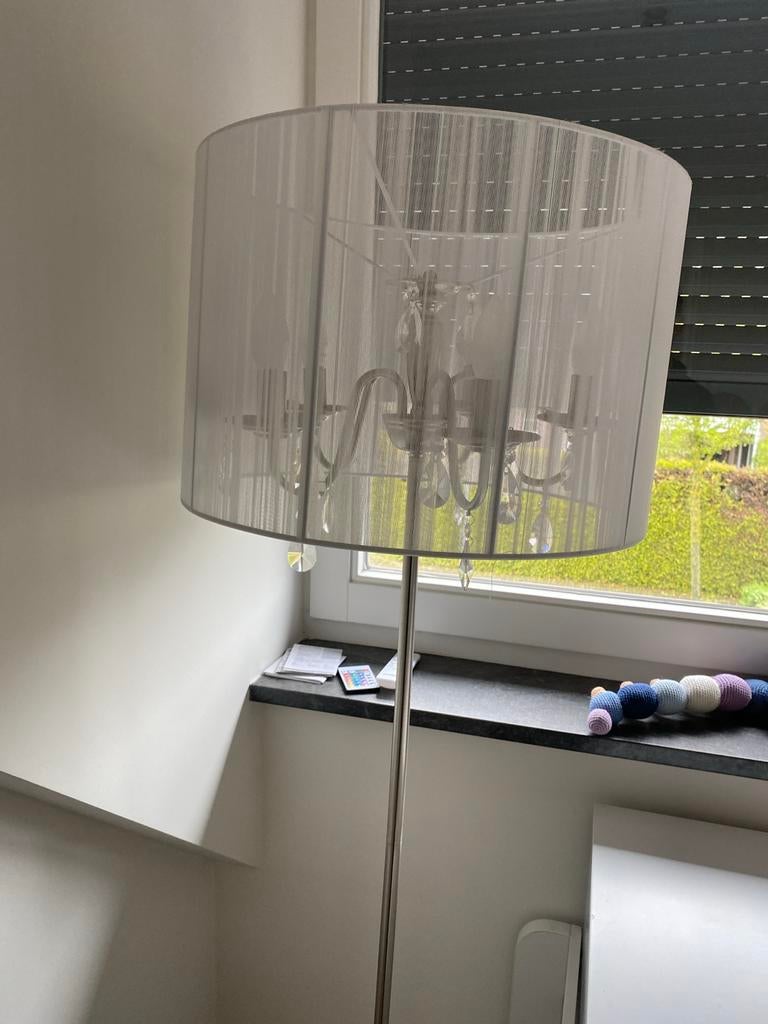 Elegante staande lamp met kristallen details, Huis en Inrichting, Lampen | Vloerlampen, Ophalen of Verzenden, Zo goed als nieuw