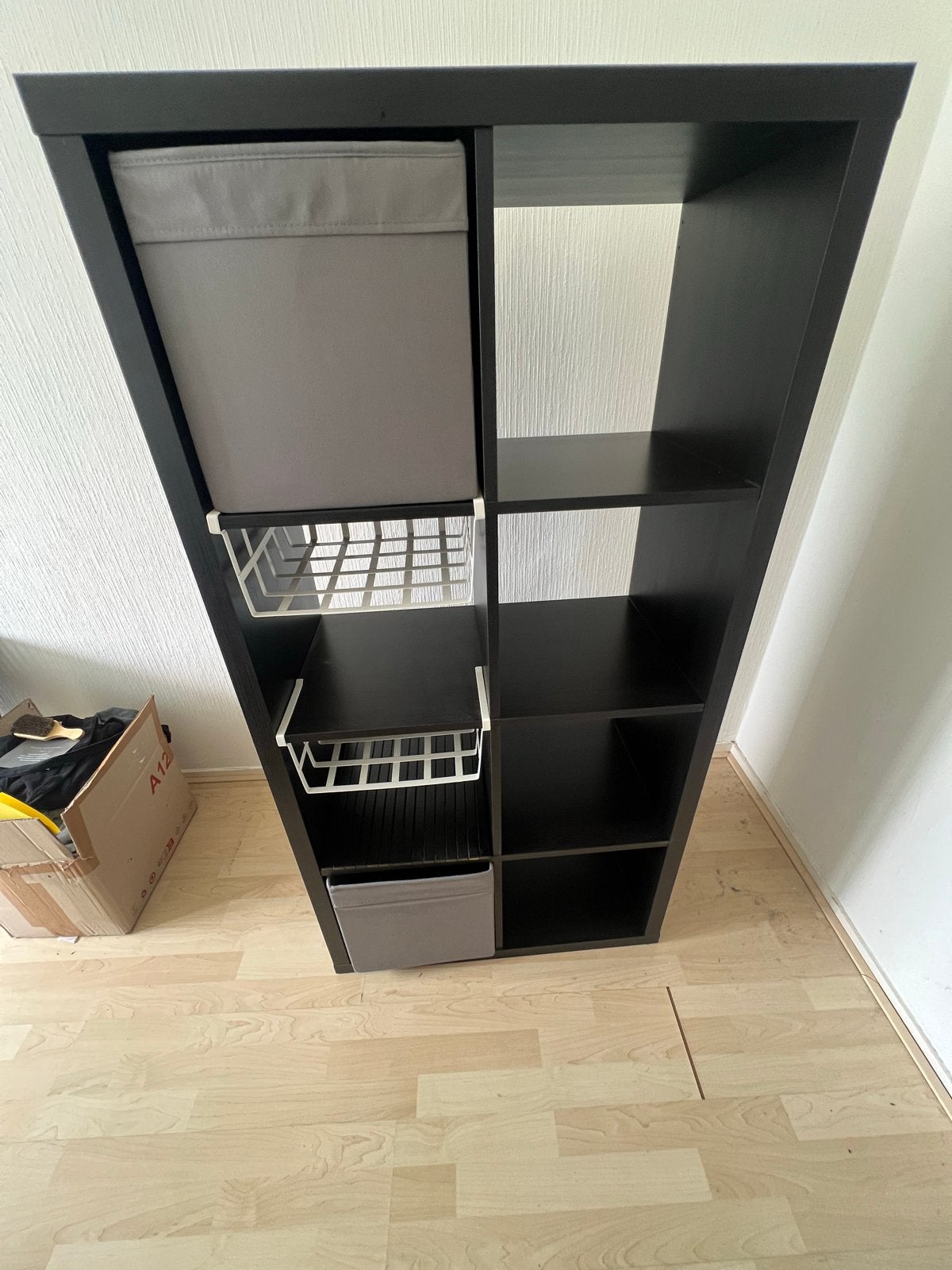 IKEA Kallax kast 8 vakken met mandjes en rekjes, Met plank(en), Gebruikt, 100 tot 150 cm, 25 tot 50 cm