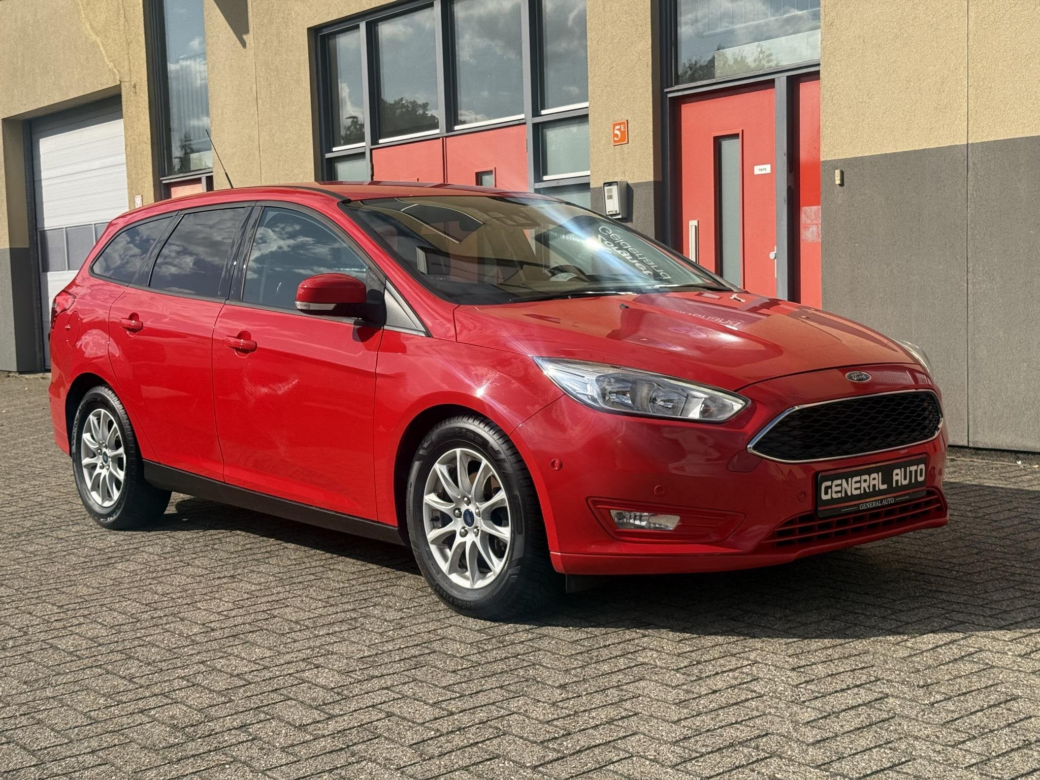 Ford Focus Wagon 1.0 Titanium, Navi, Trekhaak, nieuwe Distri, Gebruikt, Euro 6, Handgeschakeld, 1216 kg