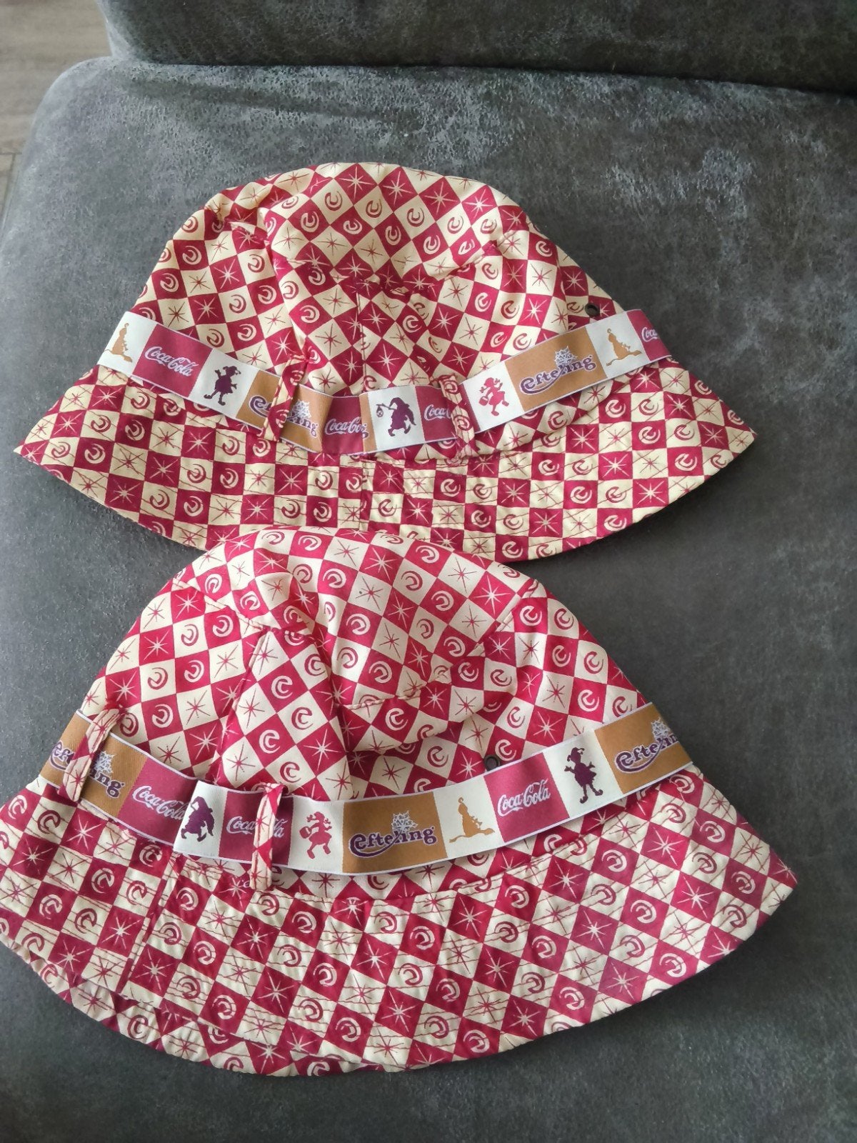 2 Efteling hoedjes - Coca-Cola editie, Ophalen of Verzenden, Zo goed als nieuw, Kleding
