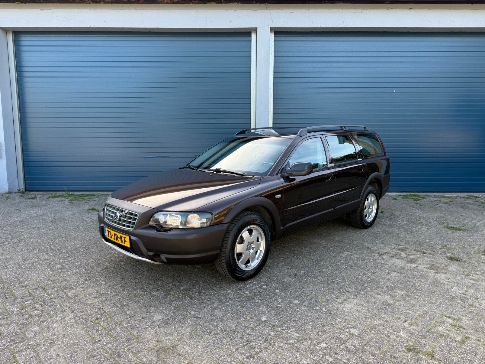 Volvo V70 2.4 T XC Geartronic Comfort 4WD - 1ste eigenaar, Auto's, Dealer onderhouden, 1800 kg, Zwart, Bruin