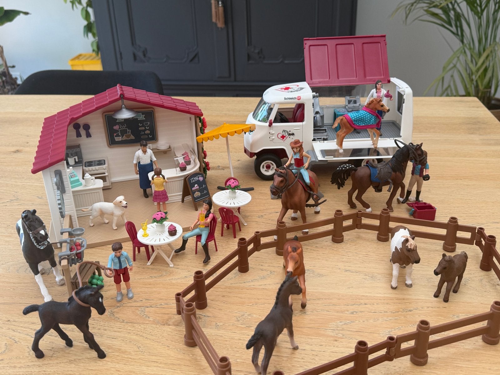 Grote Schleich Paarden Speelset met Café en Dierenambulance, Ophalen of Verzenden, Zo goed als nieuw, Jongen of Meisje