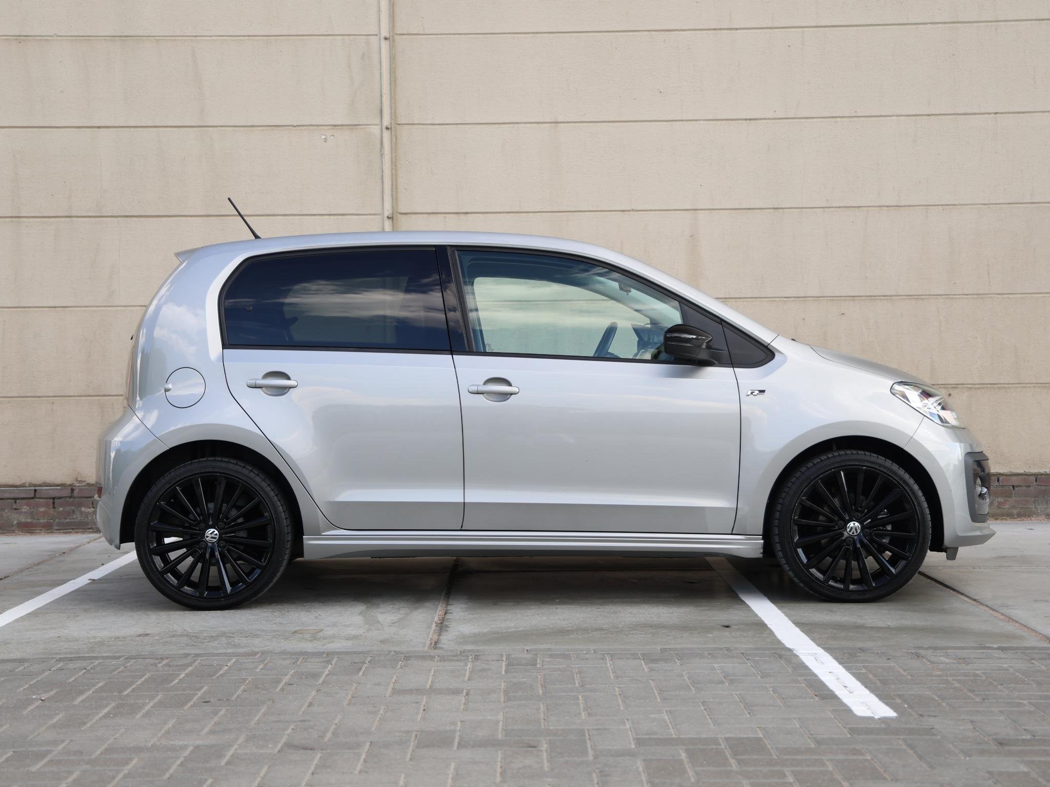 Volkswagen Up! 1.0 R-Line 65 pk | Cruise control | Camera |, Stof, Gebruikt, 4 stoelen, Origineel Nederlands