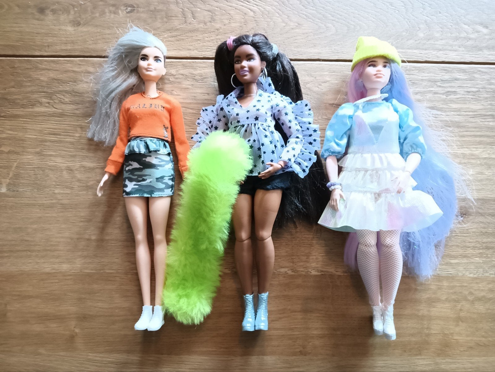 Div Barbies en kast met kleding., Ophalen of Verzenden, Gebruikt, Babypop